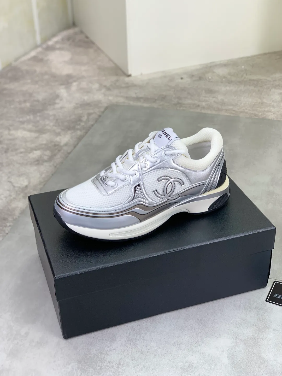 Men's Men's Shoes P620 New Chanel Chanel 25K Silver Horn Golden Horn King Casual Sports Shoes Original purchase and development Made by Xiaoxiang C Home Another super popular item in the counter, loved by Internet celebrity bloggers and ladies, various praises on social platforms, super popular, textured, breathable and super spring and summer. Seeing this issue always arouses the inner desire of fashion among girls. The latest suede material, classic black and white color, full of fashionable feeling on the feet. Easy to take care of, exquisite packaging at the delivery counter🛍📦 ▪️Fabrics: Original customized imported cowhide + mesh ▪️Inner lining: Customized imported breathable mesh ▪️Sole: Original molded rubber foam material ▪️Sole thickness: 4.5CM ▪️Size: 38-44